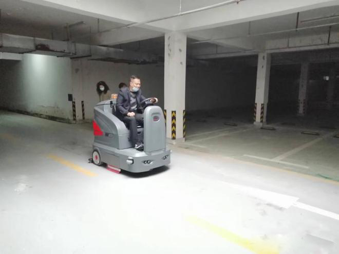乌海小区物业保洁不用人力改用驾驶式洗地机了